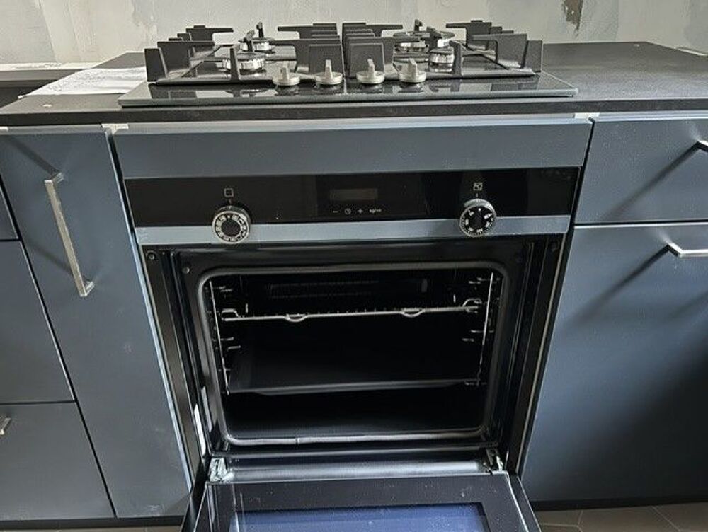 Four SIEMENS HB574ABR3F NOIR TOUT NEUF Electroménager