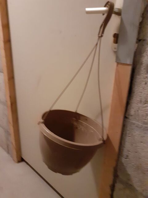 1 Gros pot suspendu couleur marron en trs bon tat 5 Seynod (74)