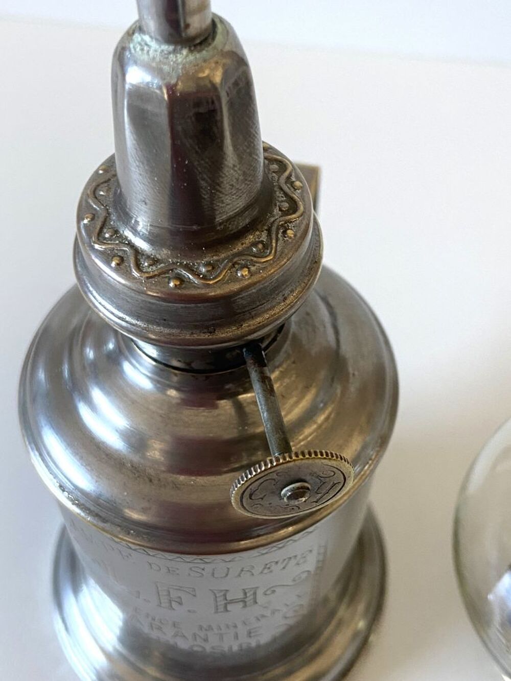 Ancienne Lampe &agrave; Essence L.F.H. Style Pigeon Art Nouveau 