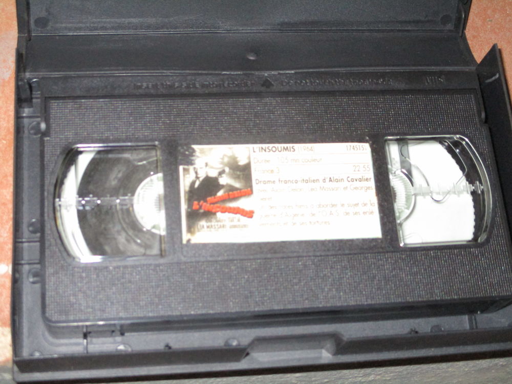 3 diverses cassettes VHS &agrave; regarder ou bricolage ou mus&eacute;e Photos/Video/TV