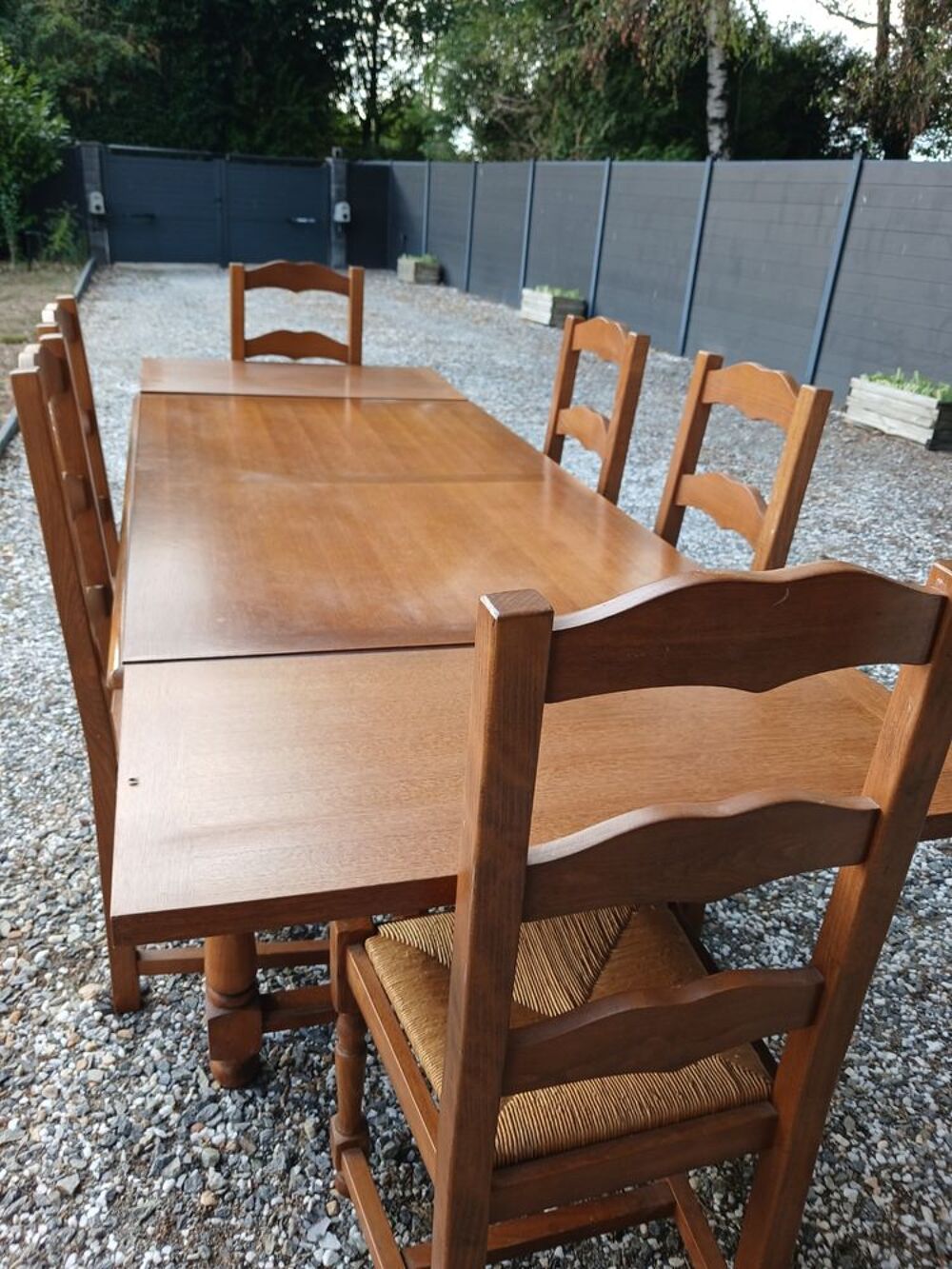 Tr&egrave;s belle table en ch&ecirc;ne massif. Meubles