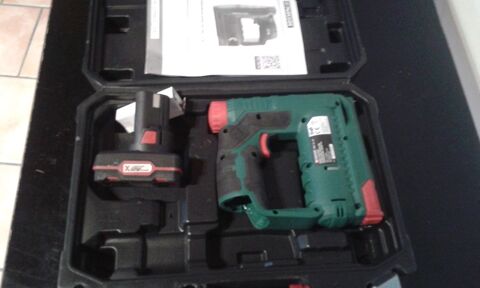 Agrafeuse cloueuse avec Batterie et chargeur .  40 G�n�rargues (30)