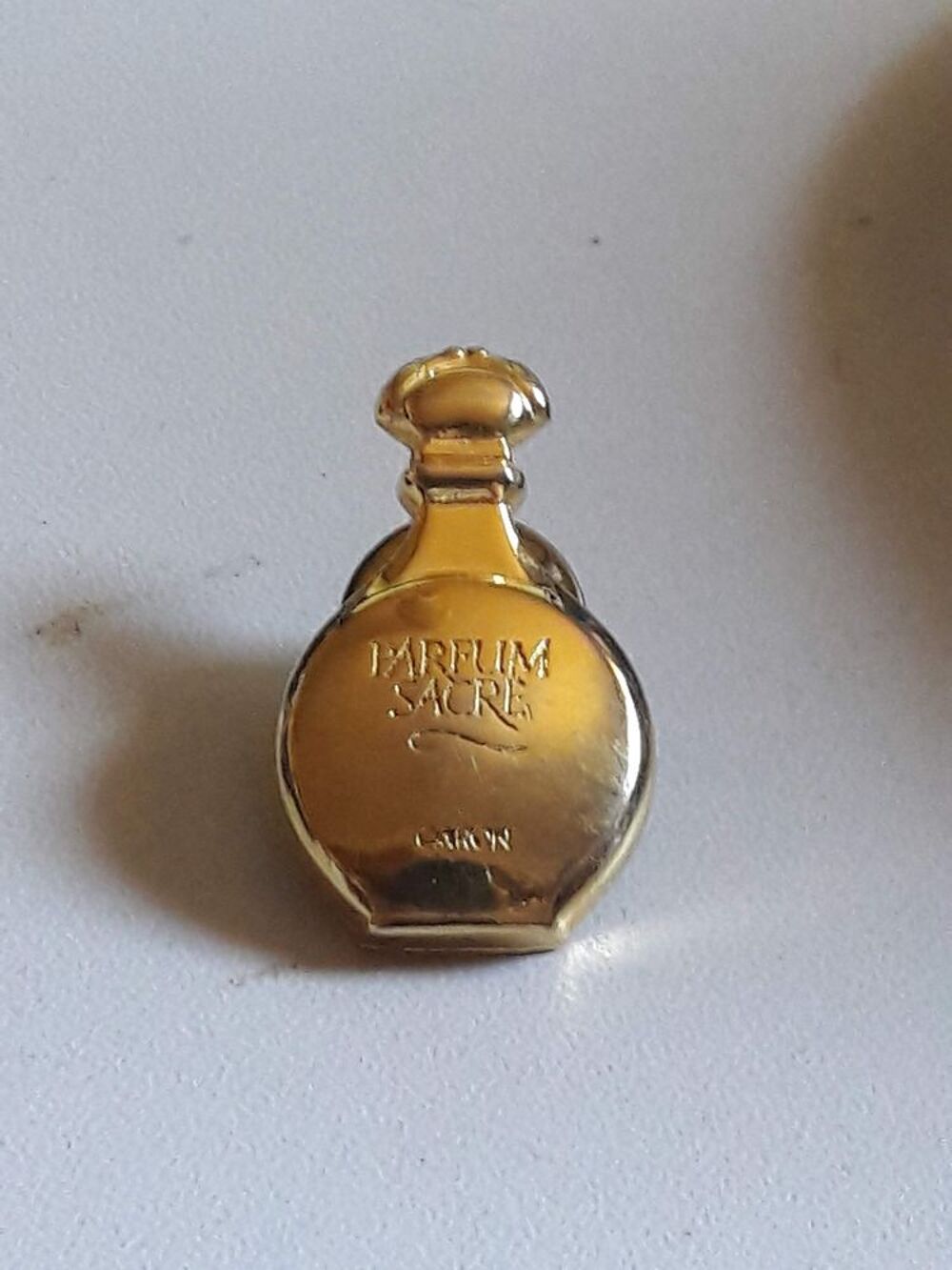 Pin's Parfum Sacr&eacute; de Caron 