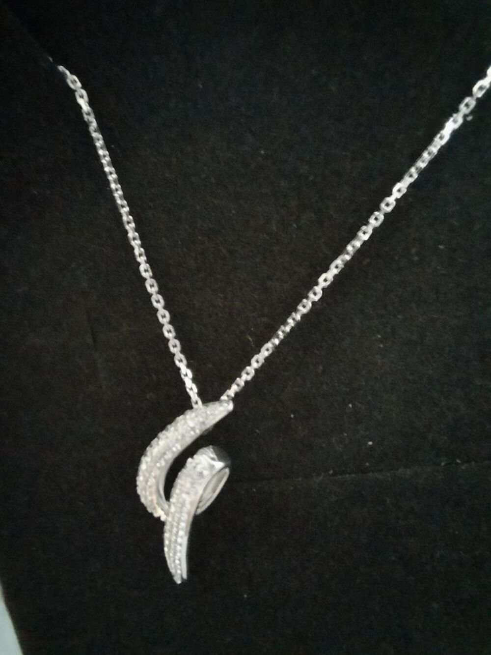 COLLIER OR BLANC 9 CARAT (375/000). Bijoux et montres