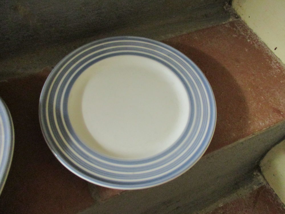 assiettes lignes bleues sur le tour vintage Cuisine