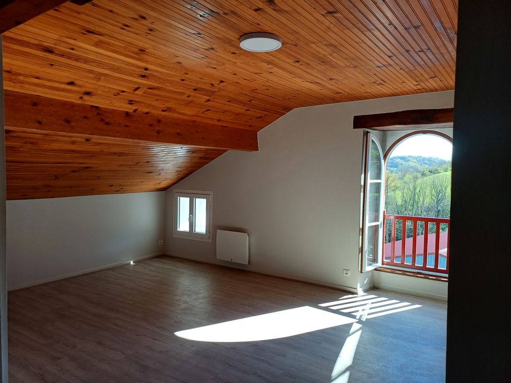 Vente Appartement surface totale de 112.80 m2 dont 37 m2 habitable Amendeuix-oneix