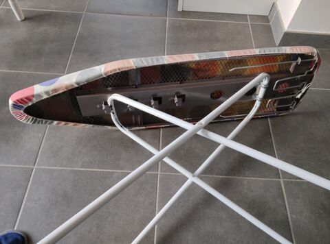Table a repasser rglable en hauteur 20 Colombier-Fontaine (25)