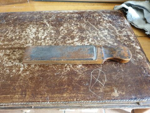 Sous main en cuir, plumier bois, buvard � encre, vintage, 
28 Mouxy (73)