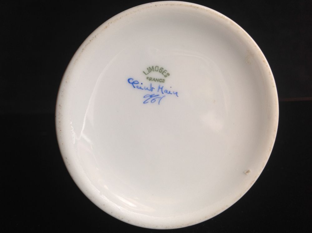 COFFRET EN PORCELAINE DE LIMOGES PEINT MAIN SIGN&Eacute;E Envoi 
Décoration