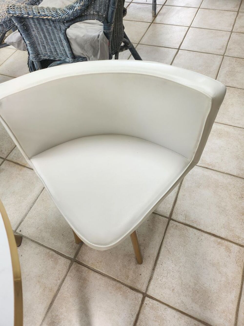 une table ronde avec 4 fauteuils Meubles