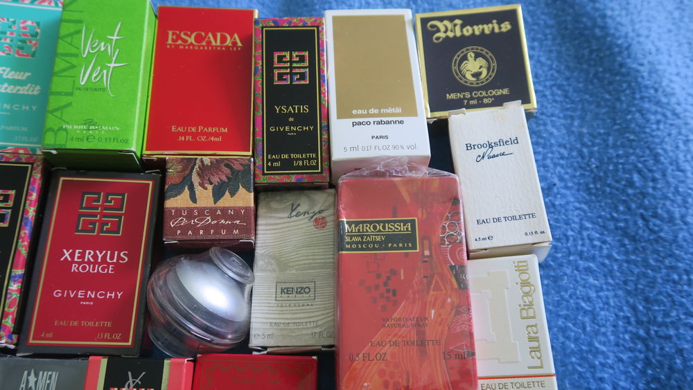 Lot de 25 miniatures de parfum avec boite 