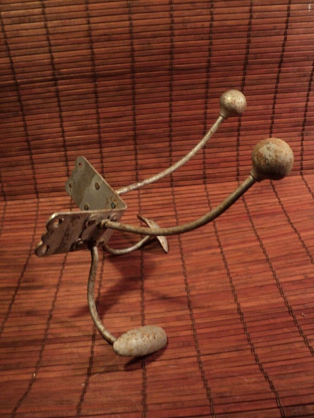 Ancien Porte-Manteau d'Angle 2 Pat&egrave;res M&eacute;tal. Meubles