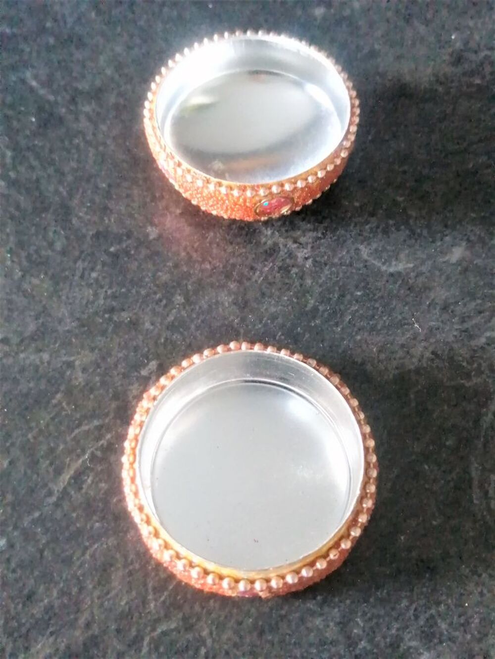 Petite boite argent&eacute; recouverte de perles Dcoration