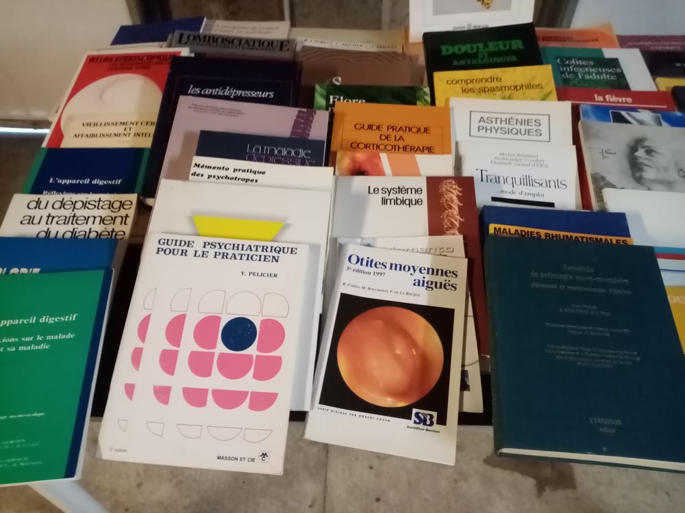 LIVRES M&Eacute;DICAUX ETAT NEUFS (Lot 37 ) Livres et BD