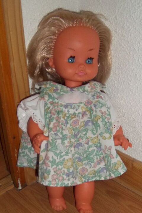 Robe poup�e imprim�e fleurs sur fond blanc 2 Colombier-Fontaine (25)