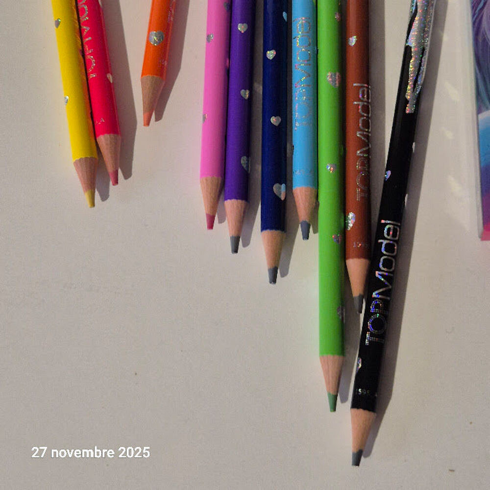 Carnet de dessins top model et ses crayons de couleurs gomma Jeux / jouets