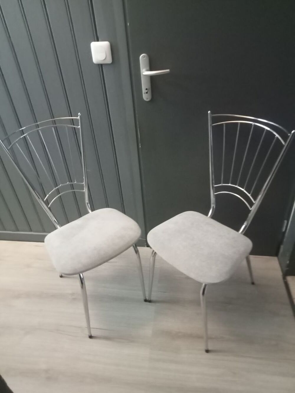 Lot de 2 chaises en m&eacute;tal chrom&eacute; Meubles