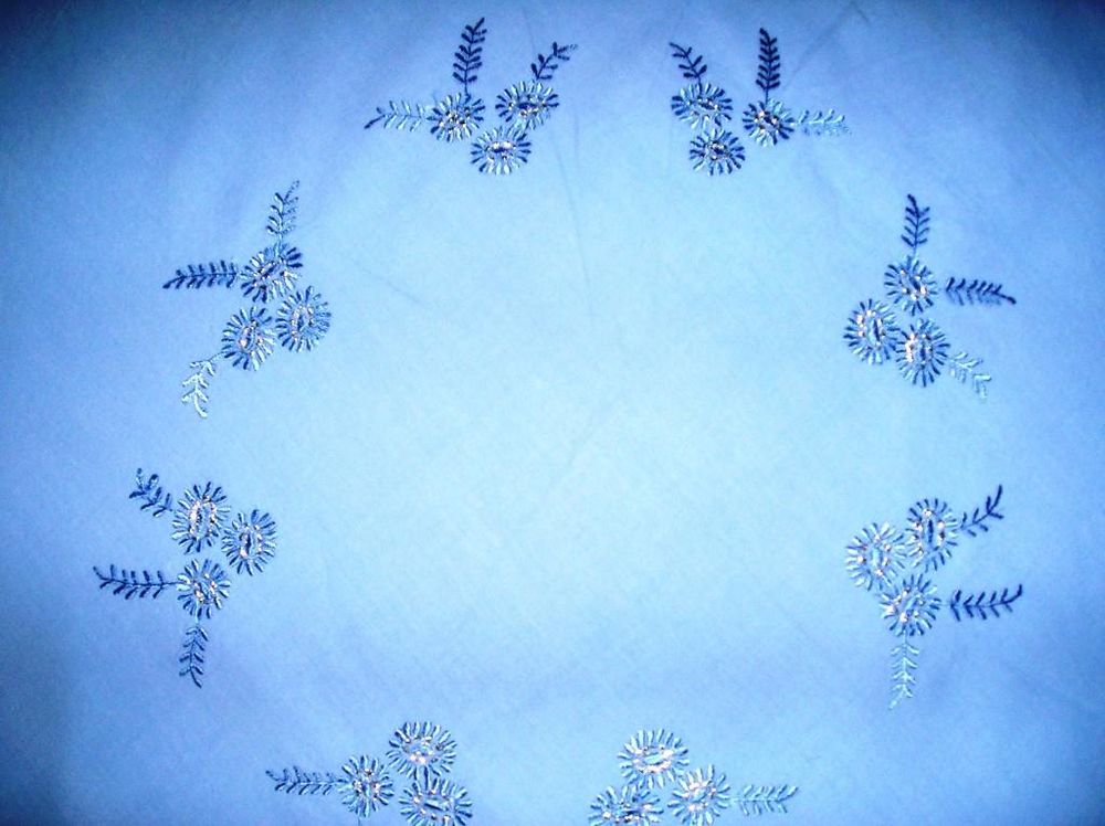 Nappe neuve ronde faite &amp; brod&eacute;e main Coton d'Egypte festonn Décoration