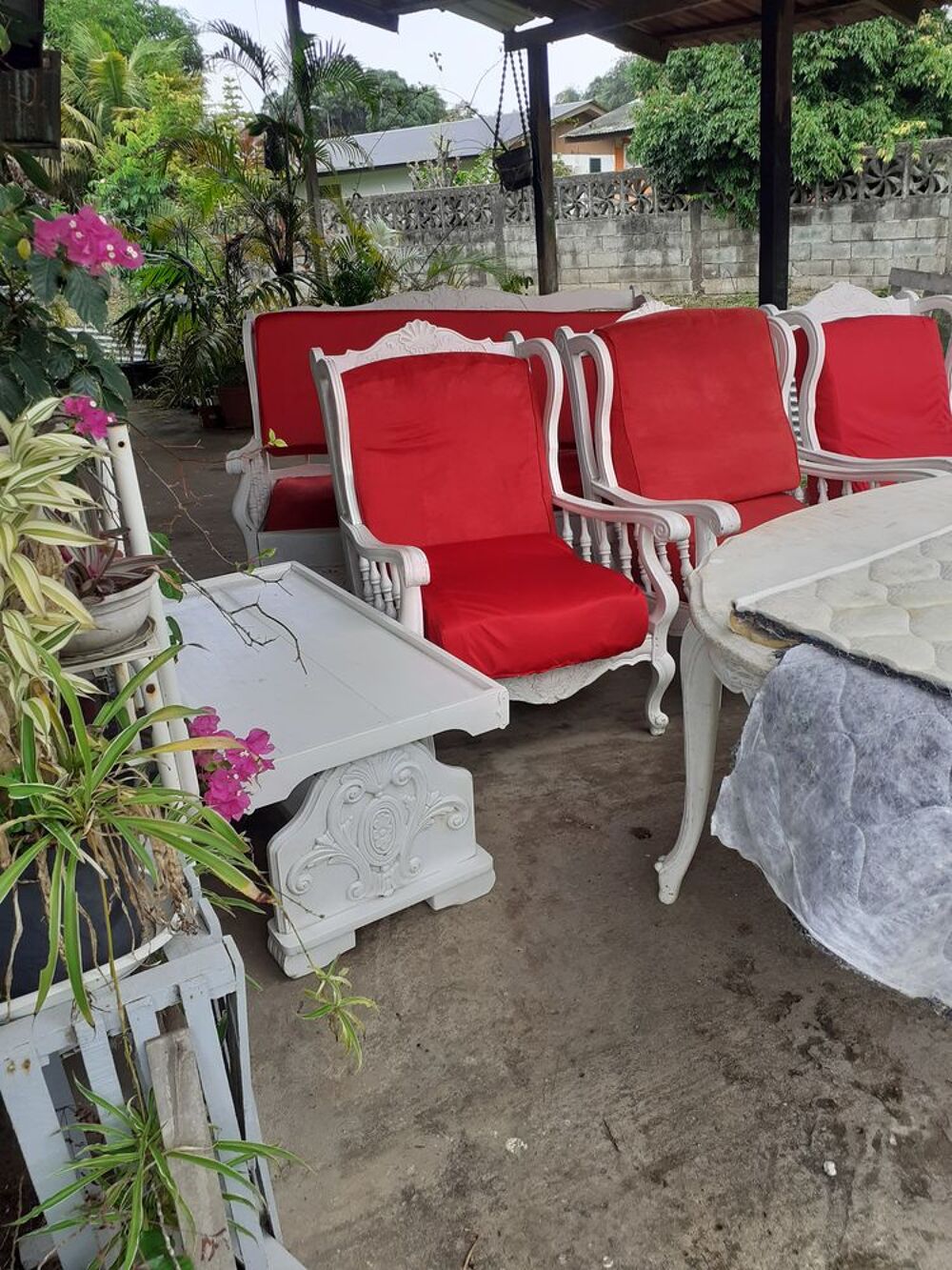 Ameublement salon rouge et blanc Meubles