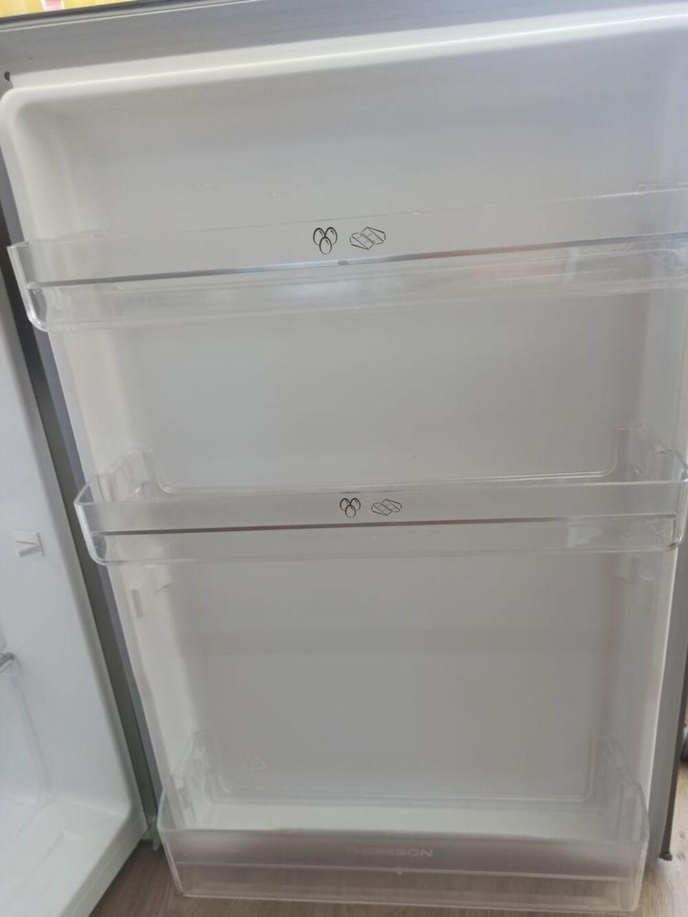 R&eacute;frig&eacute;rateur Thomson 109L sous plan gris Electroménager