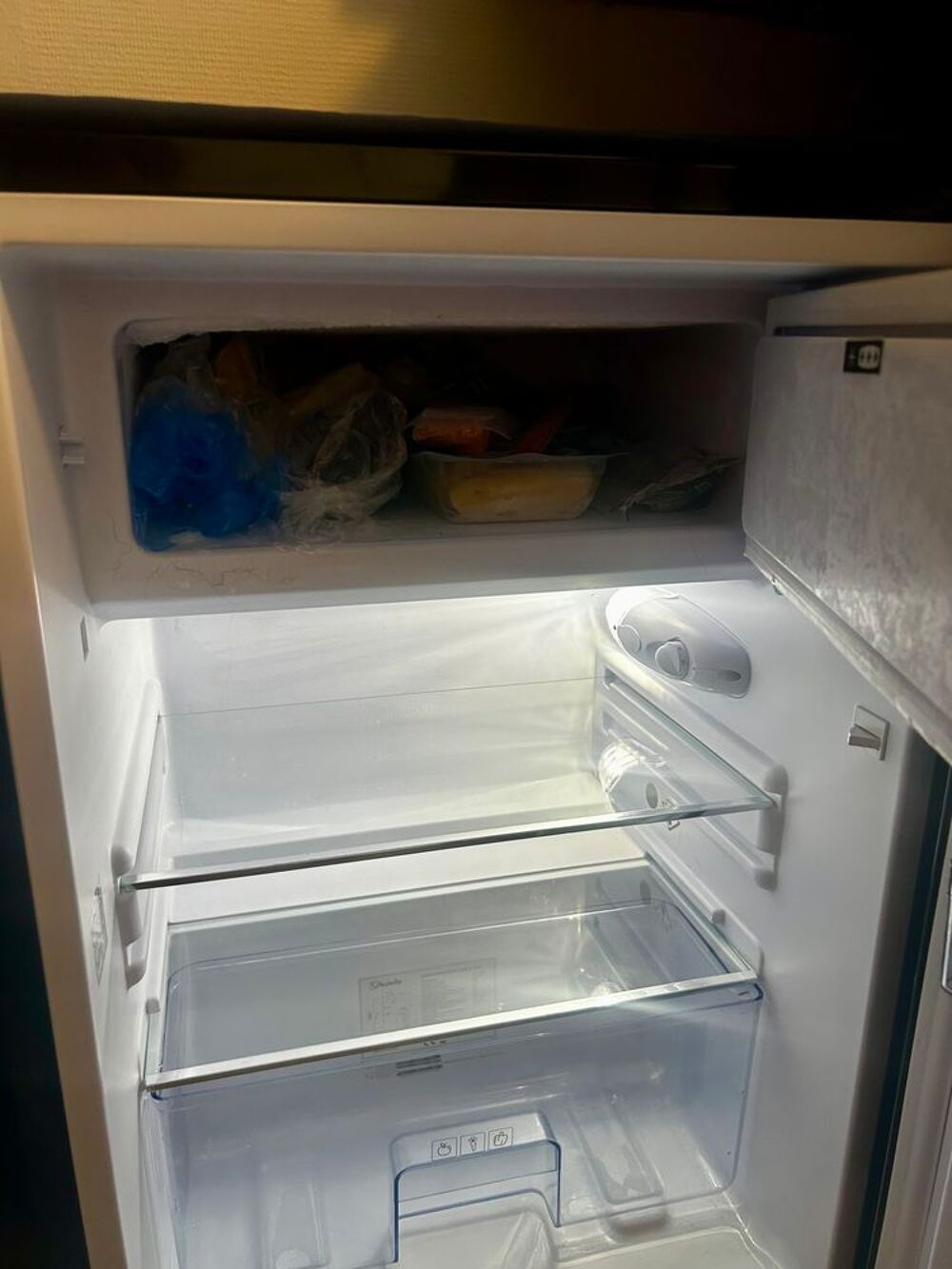 R&eacute;frig&eacute;rateur Vedette noir 108 L, dont cong&eacute;lateur 13 L Electroménager