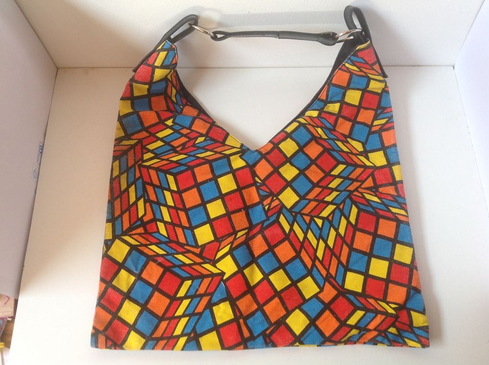 SAC EN TOILE AVEC MOTIF CUBES MULTICOULEUR Envoi Possible
Maroquinerie