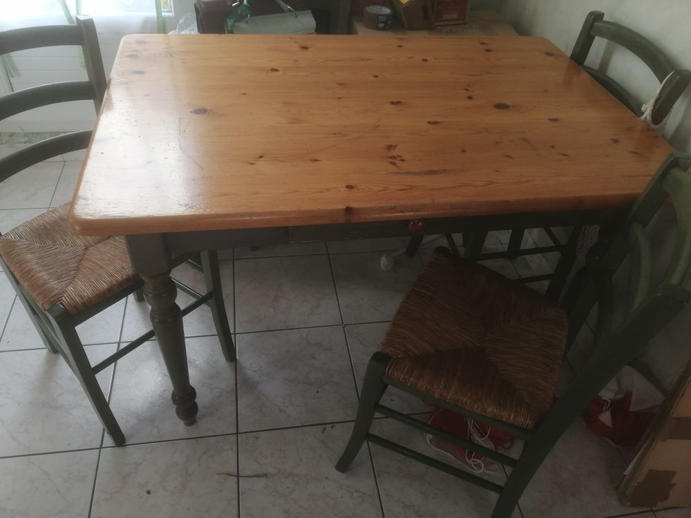 1 table avec les 4 chaises Meubles