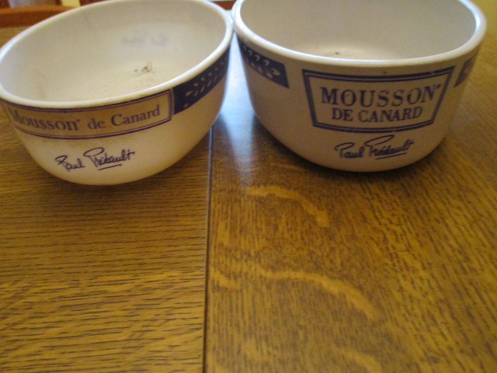 Deux anciennes terrines en plastique vintage Décoration