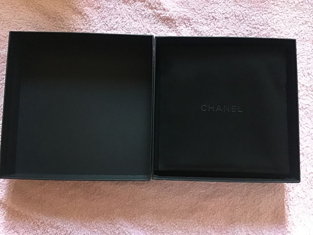 JOLIE BO&Icirc;TE A COLLIER CHANEL Bijoux et montres