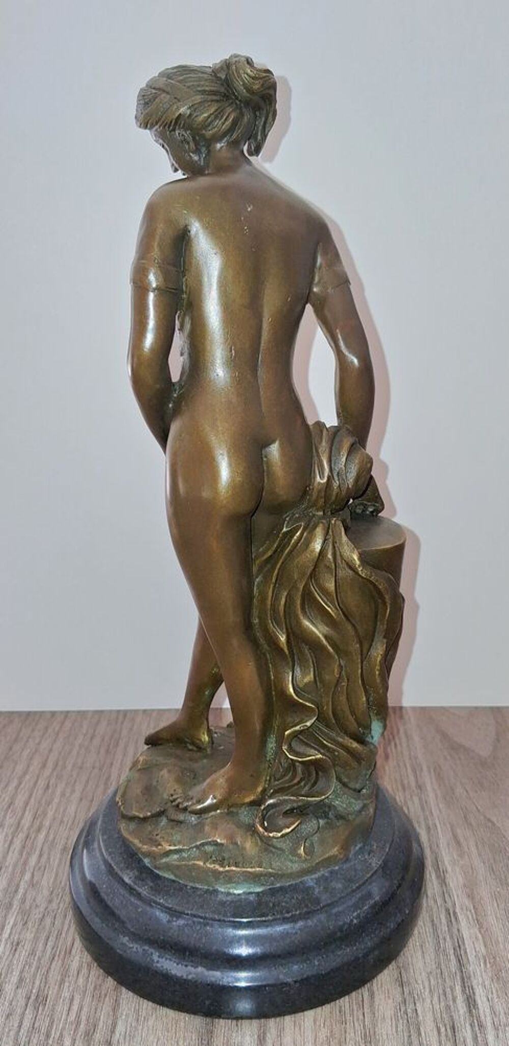 Statue en bronze sur socle en marbre noir 
