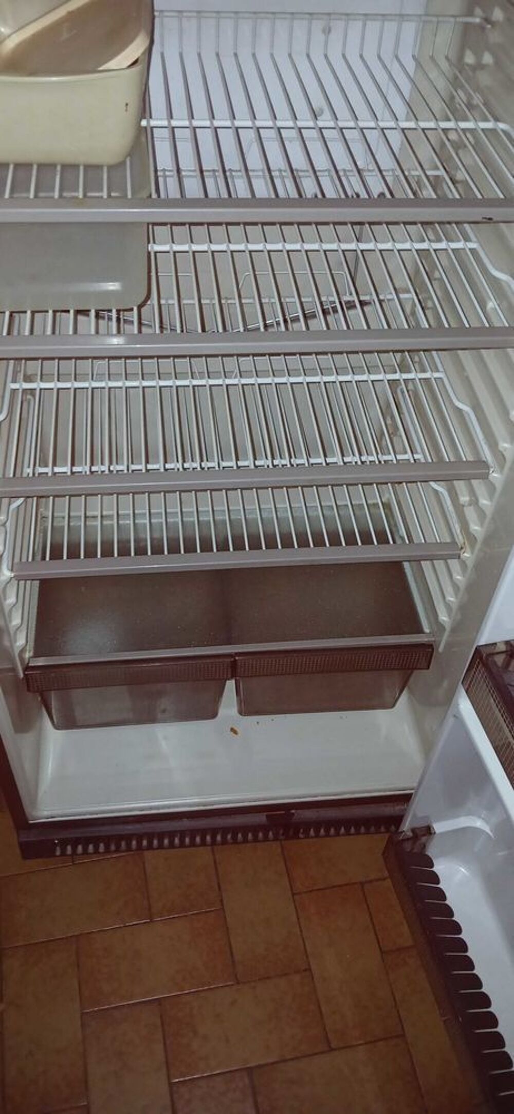 r&eacute;frig&eacute;rateur cong&eacute;lateur zanussi. Marron, tr&egrave;s bon &eacute;tat. Electroménager
