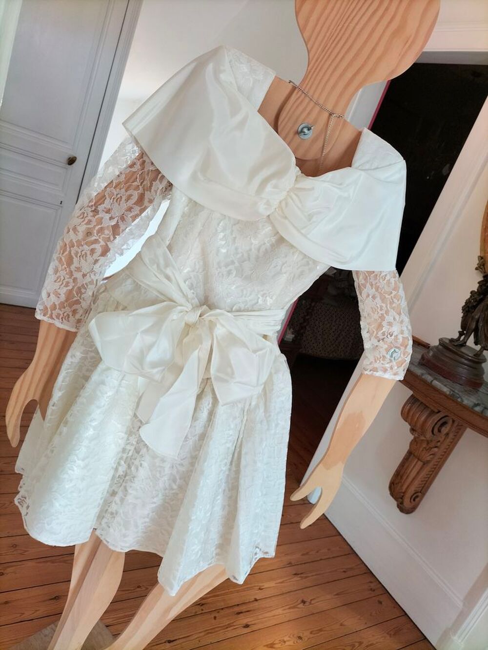Robe de mari&eacute;e. Vêtements