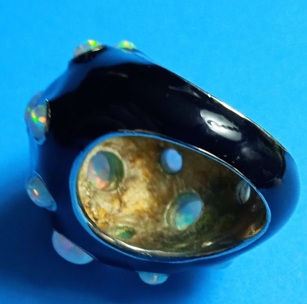 Tr&egrave;s grosse bague en argent 925 &eacute;maill&eacute; noir
sertie d'opales Bijoux et montres