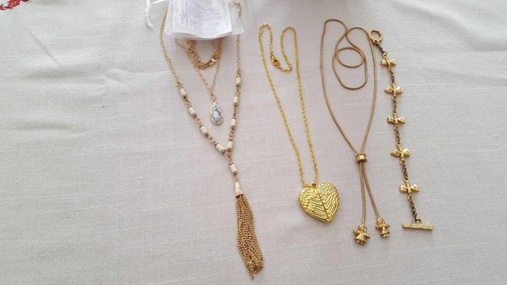  Collier + bracelet ,un collier c?ur porte photo ,un sautoir Bijoux et montres