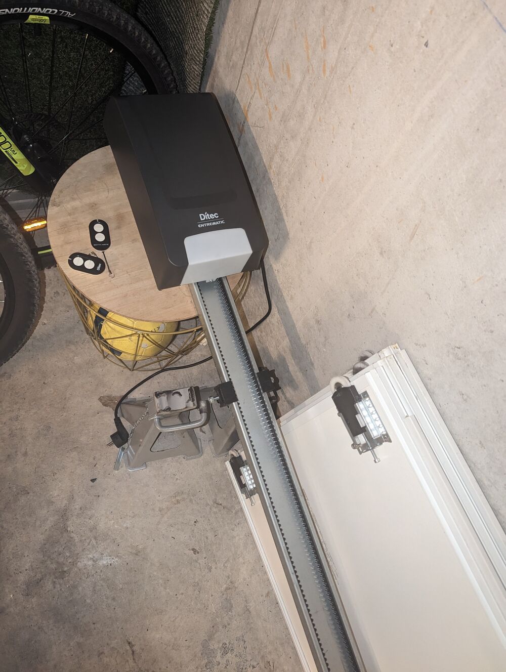 Moteur ditec pour porte garage avec deux cl&eacute;s plus rails Bricolage