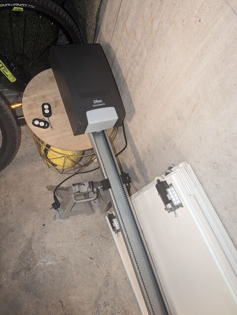 Moteur ditec pour porte garage avec deux cls plus rails 240 Corbeil-Essonnes (91)