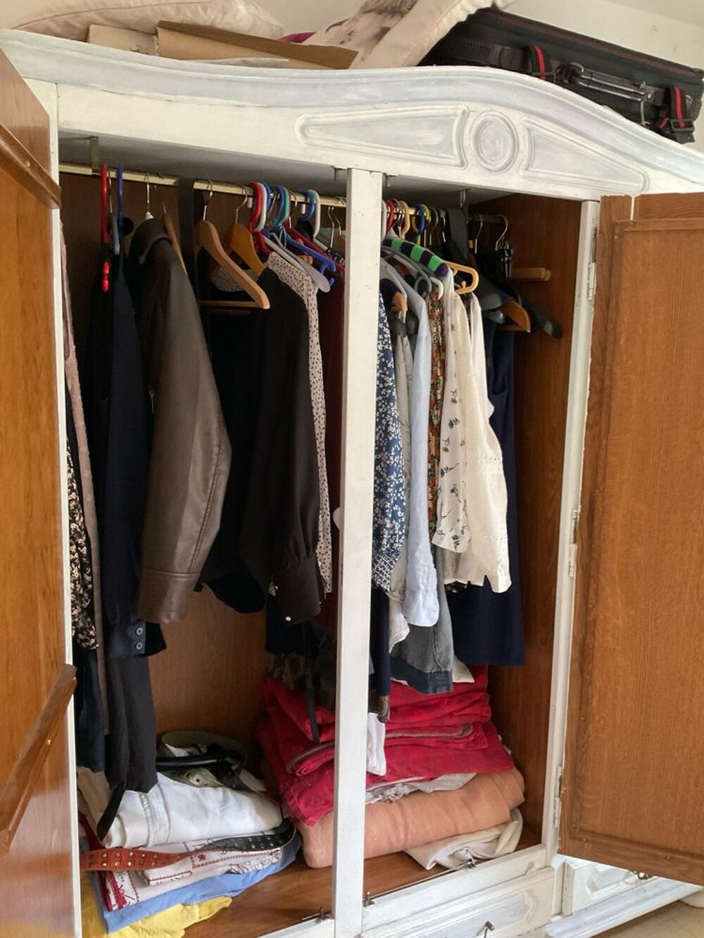 Armoire ch&ecirc;ne fonc&eacute; peinte en blanc Meubles