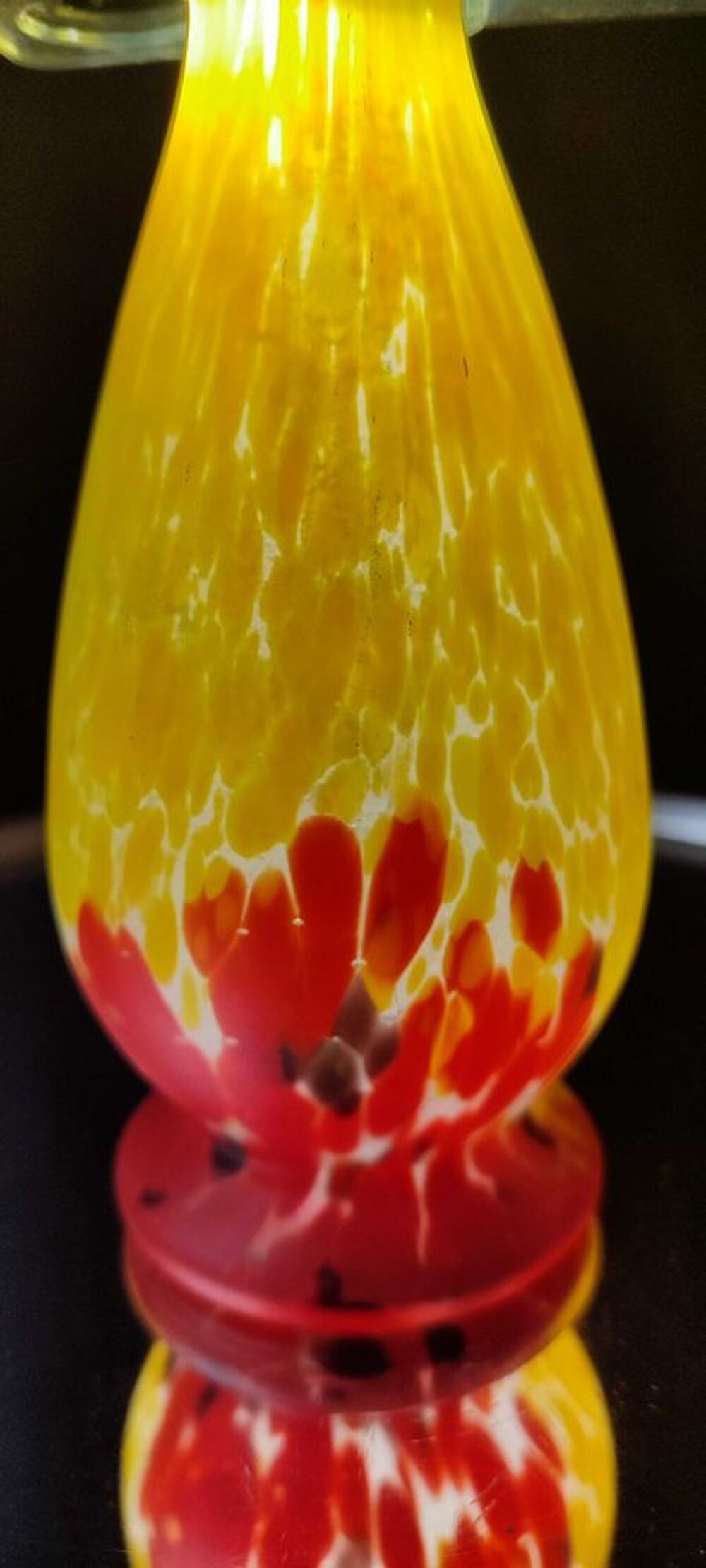 Vase forme galb&eacute;e en pate de verre 