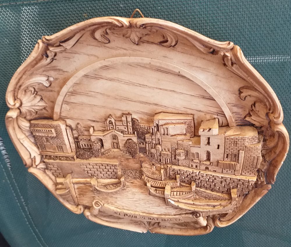  Assiette d&eacute;corative en relief souvenir ST PAUL'S BAY - Malte 