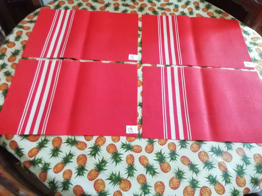 4 SETS DE TABLE NEUFS Cuisine