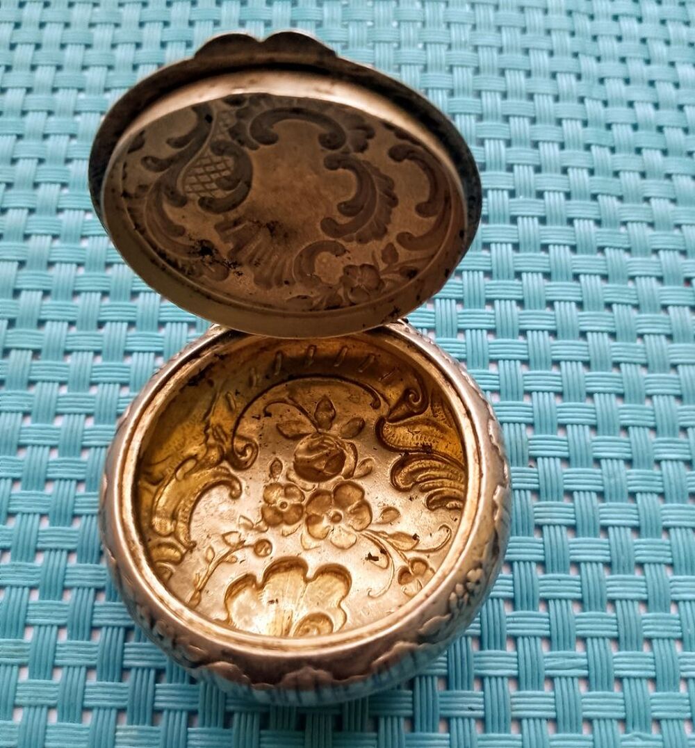 Ancienne jolie bo&icirc;te avec motif en argent Bijoux et montres