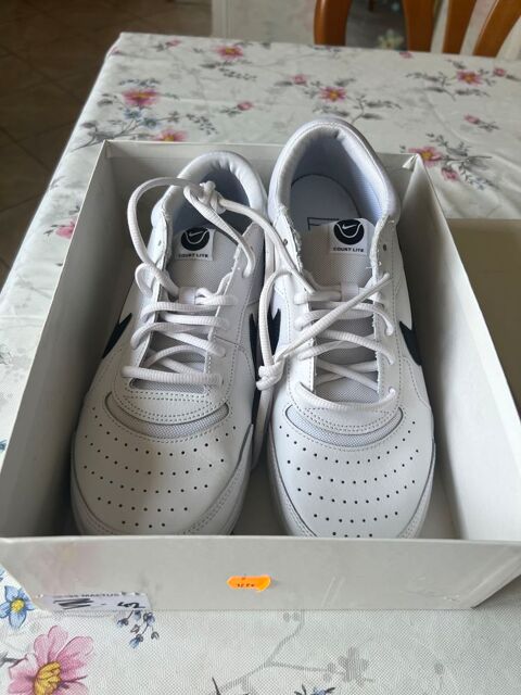 une paire de BASKET BLANCHE taille 42 0 Le Plessis-Trévise (94)