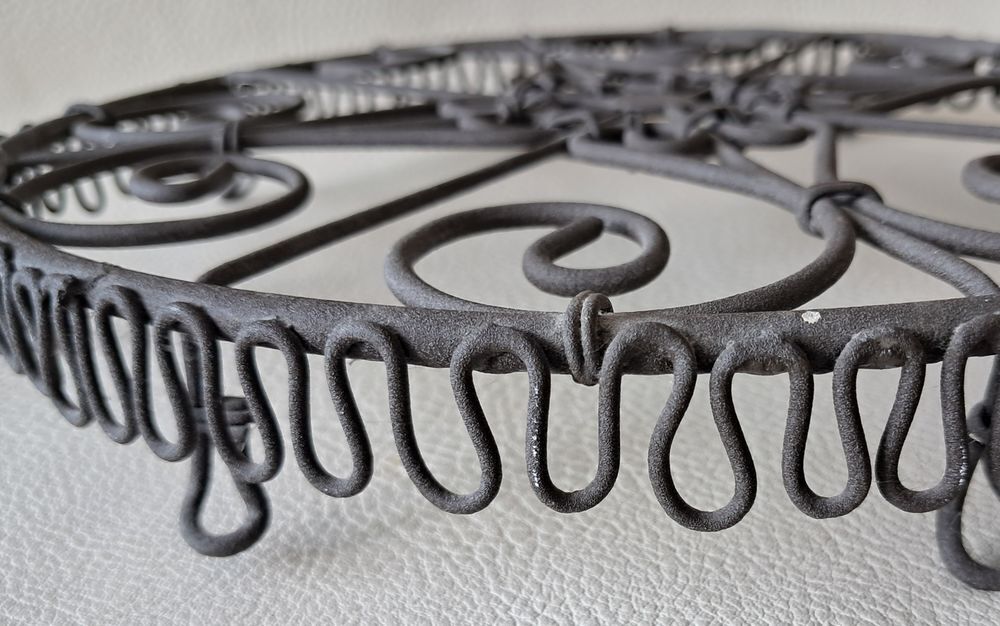 dessous de plat ou de pot de fleur en dentelle de fer patin&eacute; Décoration