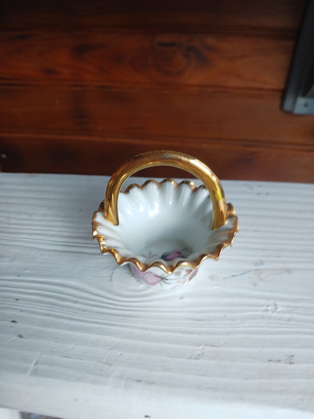Panier d&eacute;coratif en porcelaine &agrave; bordure dor&eacute;e 