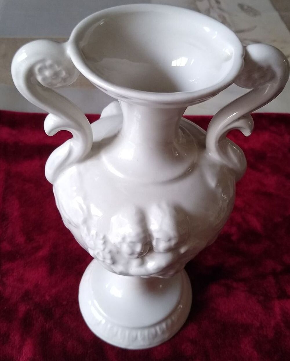 Vase &agrave; anses avec les anges en c&eacute;ramique blanche 