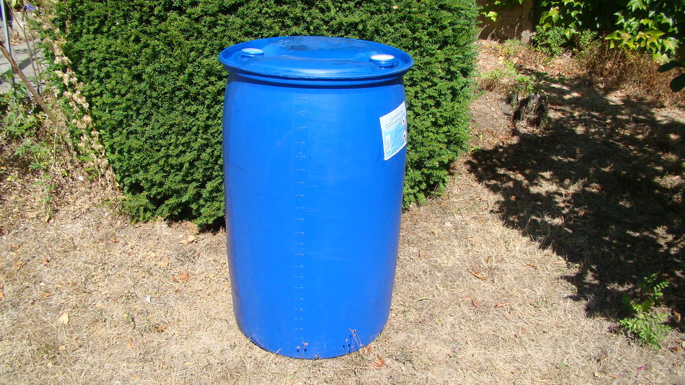 F&ucirc;t / bidon plastique 220 litres 
Bricolage
