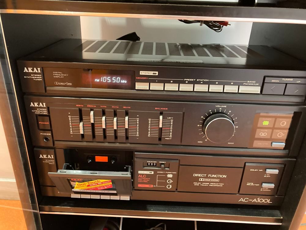 platine tourne disque et cha&icirc;ne st&eacute;r&eacute;o. Meubles