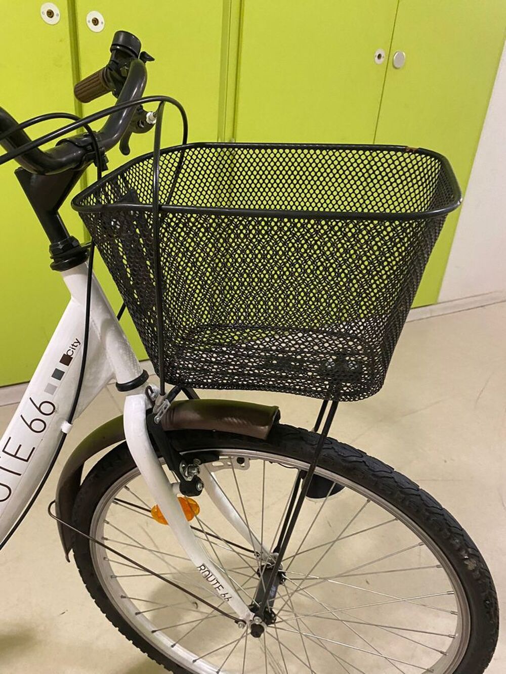 V&eacute;lo Urbain Blanc &quot;Route 66&quot; avec Panier Vlos