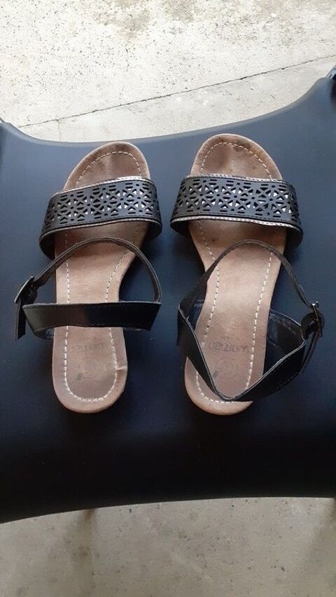 Sandales noires et bronze pointure 37 6 Grisolles (82)
