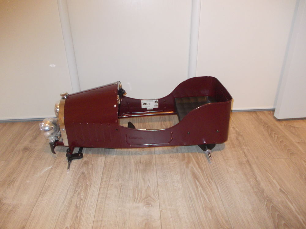voiture &agrave; p&eacute;dales neuve Jeux / jouets